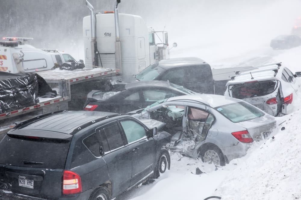 colisión automovilística múltiple por nieve