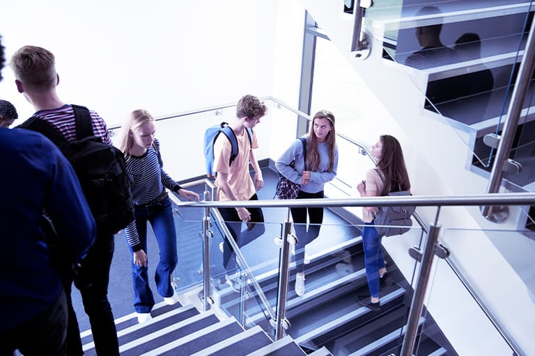 ¿Quién se responsabiliza por las caídas en instituciones educativas?