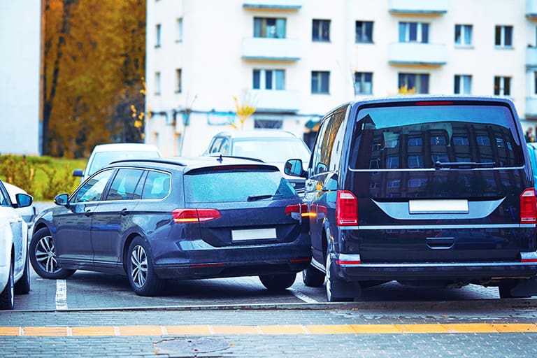 ¿Quién es responsable bajo los escenarios mencionados de accidentes en estacionamientos?